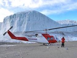 冰川上的直升机