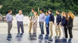 可持续发展科学专业的学生和教授一起动手研究光伏太阳能电池