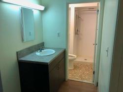 鹰十字公寓的浴室有梳妆台和水槽，还有一个淋浴和厕所的独立房间.