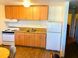 霍克克罗斯一间公寓的厨房里有冰箱、水槽和炉子.
