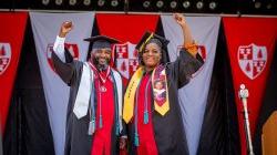 父女毕业, 在毕业典礼的舞台上，拉文和蒂埃拉·布罗克斯顿站在一起，双手高举，身后是大学的横幅
