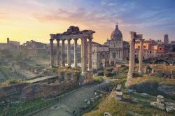日出时意大利罗马广场的照片.